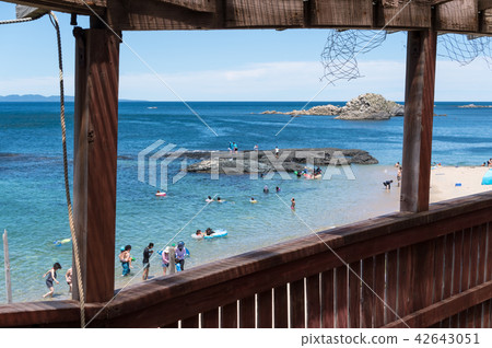 一個藍色的大海，從海洋的房子的露台上觀看 42643051