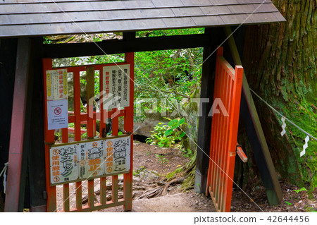 Mt. Mitoku, the entrance to the shrine (Santoku, Misasa-cho, Tohaku-gun, Tottori prefecture) Mt. Mitoku, the entrance to the shrine (Santoku, Misasa-cho, Tohaku-gun, Tottori prefecture) 42644456