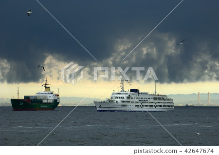 神奈川縣橫濱市橫濱港雷雲 42647674