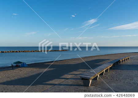 清晨安靜的海洋和benchseami海岸 42648069