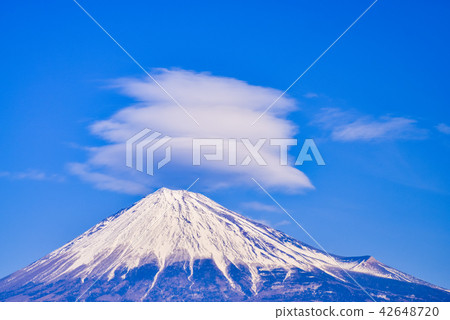 (Shizuoka Prefecture) Clouds hanging over Mount Fuji in winter 42648720
