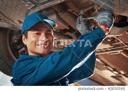 Mechanic fixing car 42650348