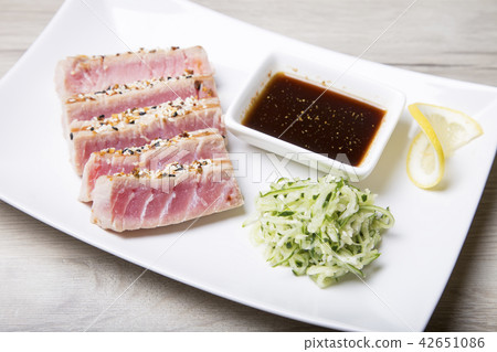 Grilled tuna with sesame seeds and cucumber salad 42651086