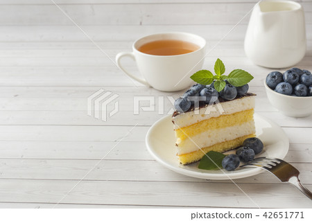 Cake of a souffle with glaze and fresh blueberries 42651771