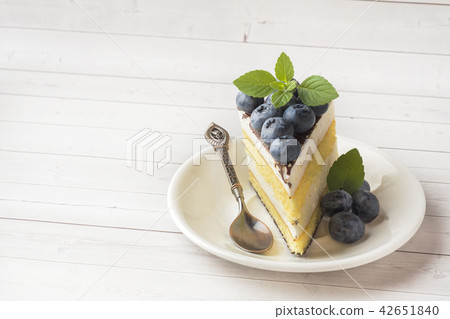 Cake of a souffle with glaze and fresh blueberries Cake of a souffle with glaze and fresh blueberries 42651840