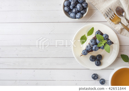 Cake of a souffle with glaze and fresh blueberries 42651844
