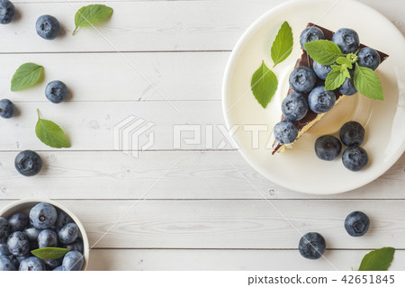 Cake of a souffle with glaze and fresh blueberries 42651845