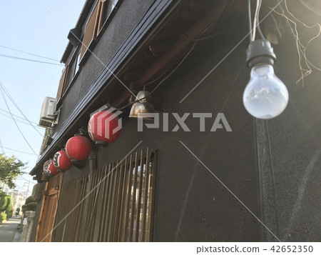 Lanterns and bare light bulbs 42652350