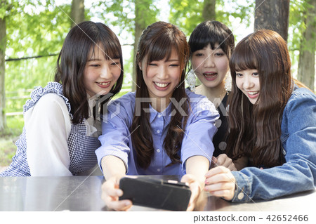 一群女性自我服用 42652466