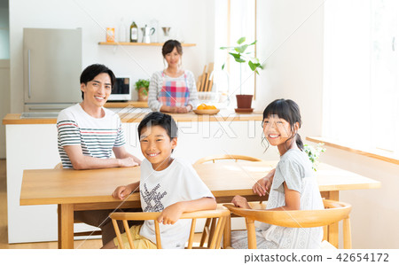 年輕的家庭 42654172