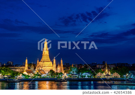 黎明寺寺廟點燃在曼谷,泰國 黎明寺寺廟點燃在曼谷,泰國 42654386