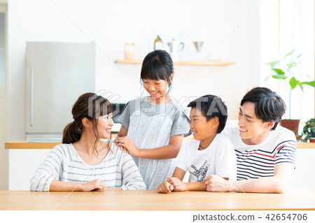 Young family 42654706