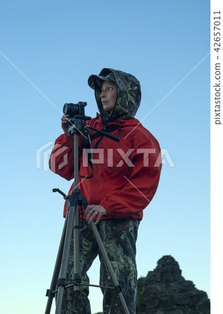 woman wildlife photographer 42657011