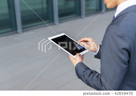 操作智能手機的商人 42659470