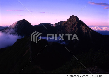 Nikitake Volcano的黃昏正在接近Yatsugatake山脈 42660480