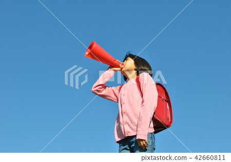 Girls who support in the blue sky (school bag, megaphone) Girls who support in the blue sky (school bag, megaphone) 42660811
