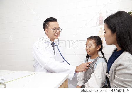 Doctor talking to young child and mother Doctor talking to young child and mother 42662349
