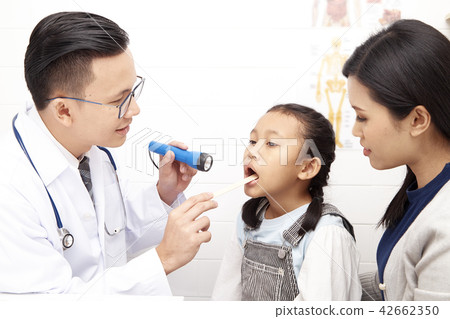 Doctor talking to young child and mother Doctor talking to young child and mother 42662350