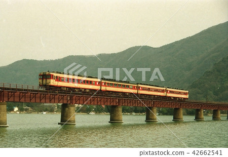 快車穿過Yura河橋 快車穿過Yura河橋 42662541