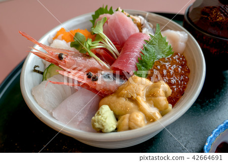 海鮮碗[青森nokke碗]海膽，鮭魚子，扇貝，扇貝，霍亞，金槍魚，比目魚，蝦 42664691