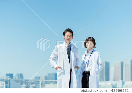 Male and female doctor with full confidence 42666981