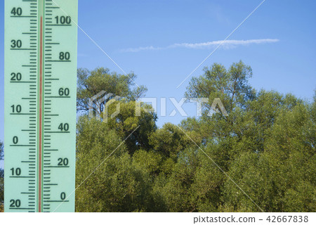 A thermometer with a temperature of +40 degrees  42667838