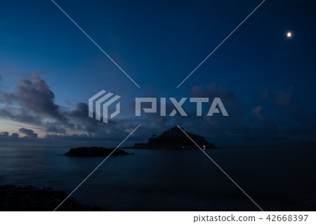 St. Michael's Mount and the coast in the moonlit night before dawn 42668397