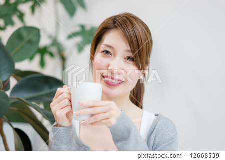 在手中看一個咖啡杯的婦女 42668539