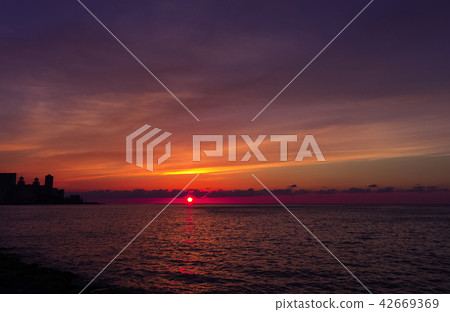 Sunset over Malecon in Havana 42669369