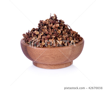 Dry Zanthozylum limonella Alston in wooden bowl 42670038