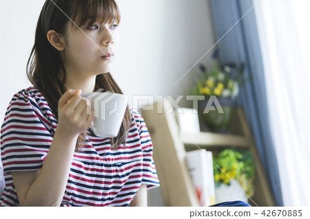 在床上的一名婦女飲用的咖啡 42670885