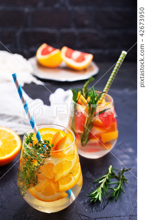 Drink with citrus 42673950