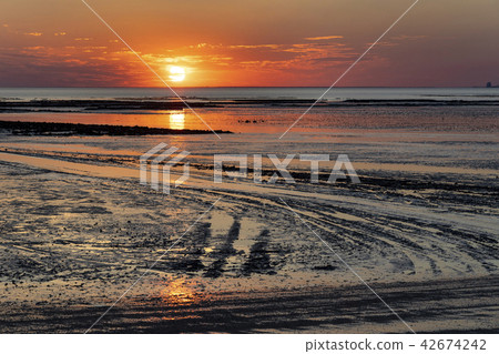 Sunset at low tide - Chatelaillon Plage - France Sunset at low tide - Chatelaillon Plage - France 42674242