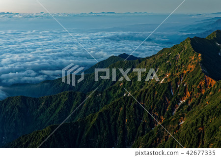 漂浮在從鹿島Atsugatake和南阿爾卑斯山看見的黎明雲海的富士山 漂浮在從鹿島Atsugatake和南阿爾卑斯山看見的黎明雲海的富士山 42677335