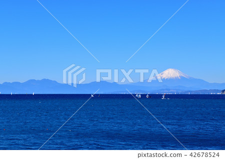從Hayama漁港和江之島觀看富士山 從Hayama漁港和江之島觀看富士山 42678524