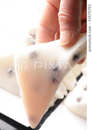 Put bean cake plenty and black beans, hand-made flavored slightly salty 42678763