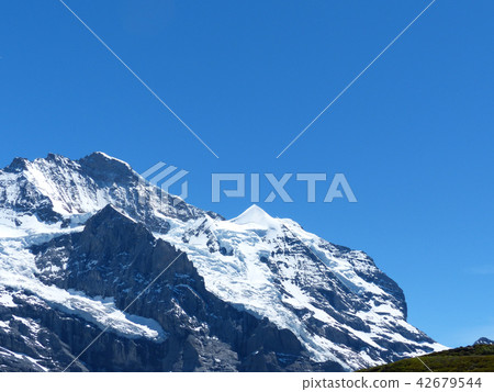 從遠足徑觀看從Mörnchen到Kleine Scheideg 42679544