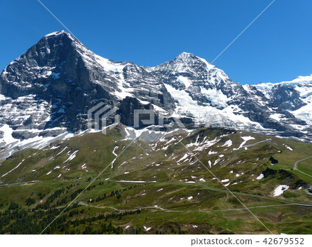 從遠足徑觀看從Mörnchen到Kleine Scheideg 從遠足徑觀看從Mörnchen到Kleine Scheideg 42679552