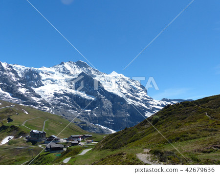 從遠足徑觀看從Mörnchen到Kleine Scheideg 42679636