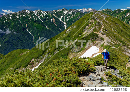 登山者在Ogigatake山脊線和Nampeen·Ninomogi dake觀看 42682868