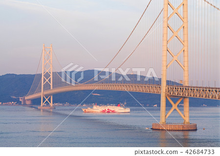 【兵庫縣·旅遊景點】明石海洋大橋大船通道圖像（晨光） 42684733