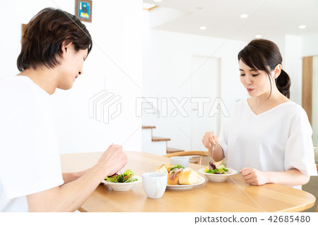 Couple eating 42685480