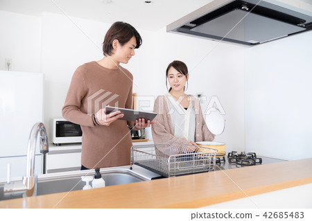 做烹調的夫婦 42685483