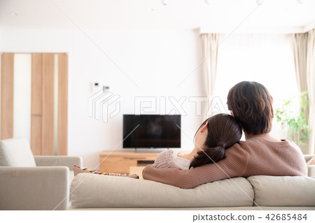 Couple watching TV 42685484