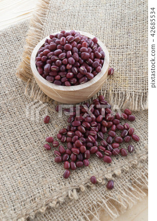 Red bean on wood cup with sack Red bean on wood cup with sack 42685534