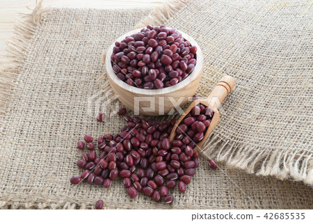 Red bean on wood cup with sack Red bean on wood cup with sack 42685535