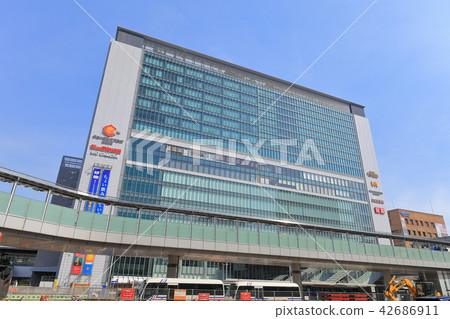 天氣好的新橫濱車站大樓 天氣好的新橫濱車站大樓 42686911