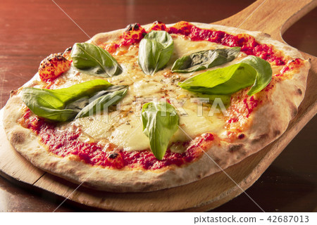 Freshly baked tomato pizza 42687013