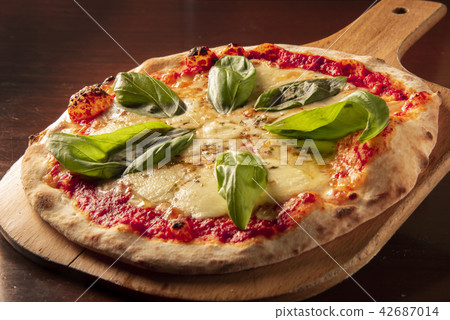 Freshly baked tomato pizza 42687014