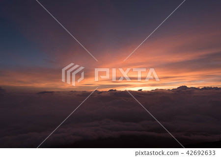 天空正好在富士山的光線後面 天空正好在富士山的光線後面 42692633